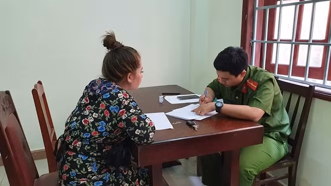 Người phụ nữ một trong hai đối tượng đe dọa, hành hung nữ PV Phương Anh đã bị Công an quận Thanh Khê mời lên làm rõ sự việc.