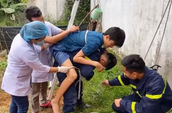 Cảnh sát PCCC&CNCH Công an TP Đà Nẵng kịp thời giải cứu bé trai bị chấn thương do trượt ngã từ tầng 5 xuống nhà liền kề... (Ảnh CAĐN)