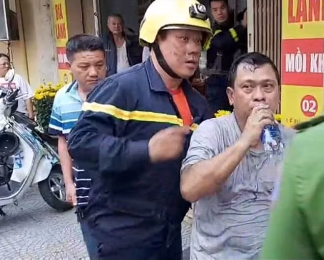 Lực lượng Cảnh sát PCCC Công an quận Hải Châu, Công an Đà Nẵng đã kịp thời ứng cứu 2 người trong vụ cháy tại số nhà 365 Trưng Nữ Vương. (ảnh CA ĐN)