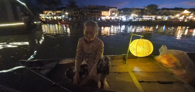Không chỉ lễ hội lung linh ánh đèn lồng, mà ngư dân phố Hội cũng thắp sáng lên những chiếc đèn lông trên những con đò ngang dọc sông Hoài.