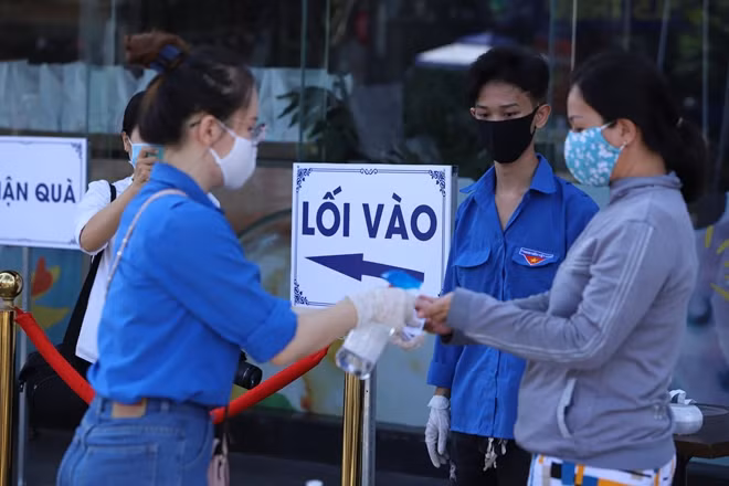 Hội LHTN TP Đà Nẵng đã phối hợp với các nhà hảo tâm tổ chức trao tặng 2.800 suất nhu yếu phẩm thiết yếu cho những trường hợp có hoàn cảnh khó khăn trên địa bàn.