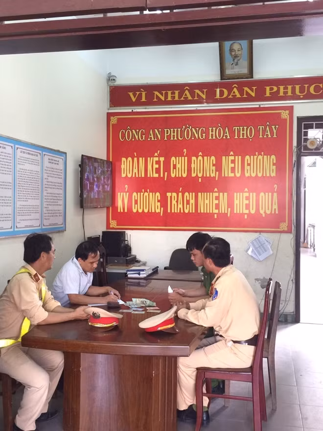 Ngay khi phát hiện chiếc ví với nhiều tiền mặt và giấy tờ quan trọng đánh rơi, tổ tuần tra kiểm soát trạm cửa ô Hòa Nhơn đã tìm cách liên lạc và trao trả cho người đi đường.
