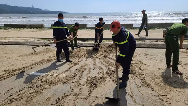Công an quận Sơn Trà hỗ trợ giúp dọn sạch bãi biển bị hàng tấn rác và cát “ tấn công” sau bão số 9.