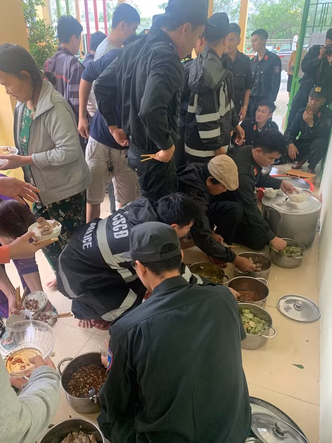 Khi cơn bão số 9 đổ bộ vào đất liền, Cán bộ chiến sĩ Trung đoàn CSCĐ Trung bộ đã phát lương khô, nước uống và nấu cơm cho 100 người dân đang trú bão tại trường mầm non Khánh Sơn phường Hòa Khánh Nam, quận Liêu Chiểu, TP Đà Nẵng.