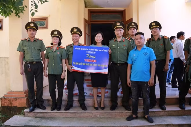 Cán bộ chiến sỹ Công an TP Đà Nẵng không quản ngại đường xa hàng trăm cây số, đem những chuyến xe ắp đầy quà bánh Trung Thu, lương thực, sách vở, áo ấm và nhu yếu phẩm đến với đồng bào, các em thiếu nhi Cadong ở huyện miền núi Nam Trà My (tỉnh Quảng Nam).