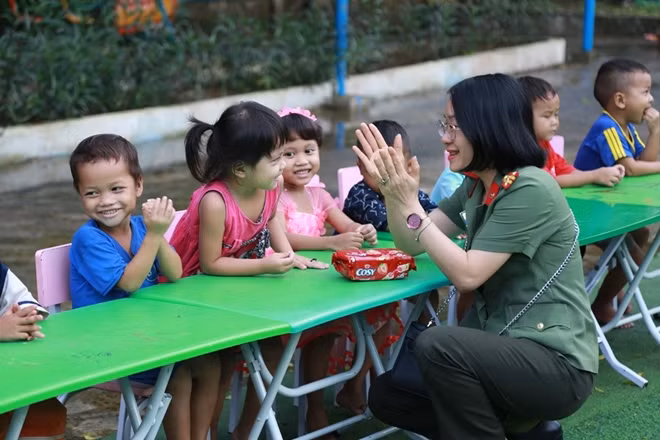 Các chiến sĩ Công an TP Đà Nẵng tặng quà, vui Trung Thu cùng các em nhỏ đồng bào cadong có hoàn cảnh khó khăn tại xã vùng cao Trà Tập, Nam Trà My, Quảng Nam.