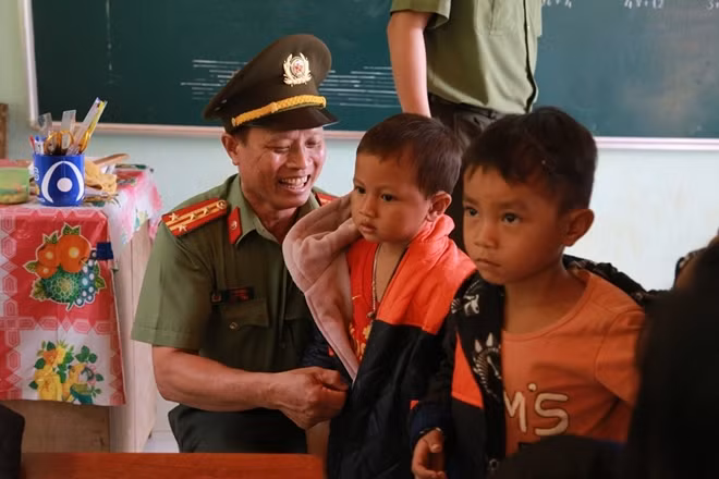 Niềm vui và nụ cười của các em nhỏ đồng bào Cadong khi được các chiến sĩ Công an Đà Nẵng cùng phá cỗ và tặng quà Trung thu.