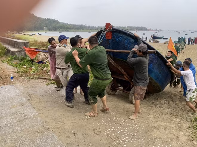 Công an TP Đà Nẵng phối hợp với các địa phương rà soát các khu dân cư, giúp dân di dời, sơ tán người, phương tiện và tài sản ra khỏi các khu vực nguy hiểm để ứng phó với bão.
