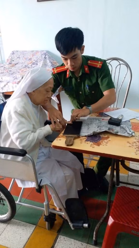 Công an quận Ngũ Hành Sơn làm thủ cấp CMND lưu động tại Tu viện Paolo cho 7 nữ tu già yếu vào ngày 21/2/2020.