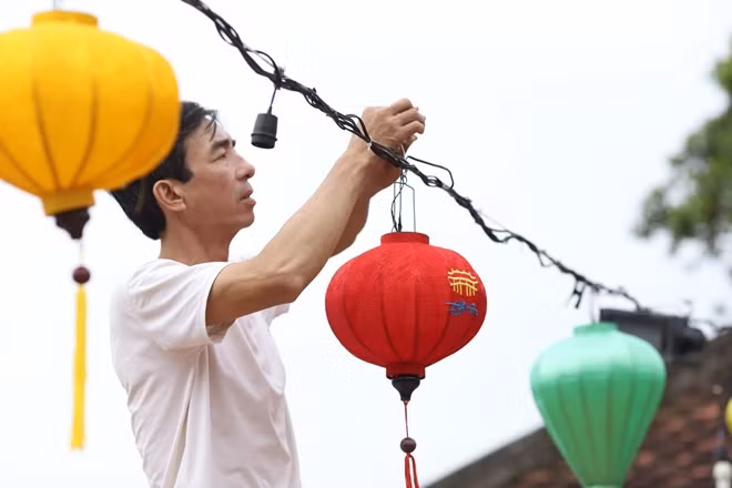 Người dân Hội An tất bật dọn dẹp, làm đẹp cho phố cổ, sẵn sàng các hoạt động văn hóa, nghệ thuật tại các làng nghề, khu phố đi bộ, chợ đêm...