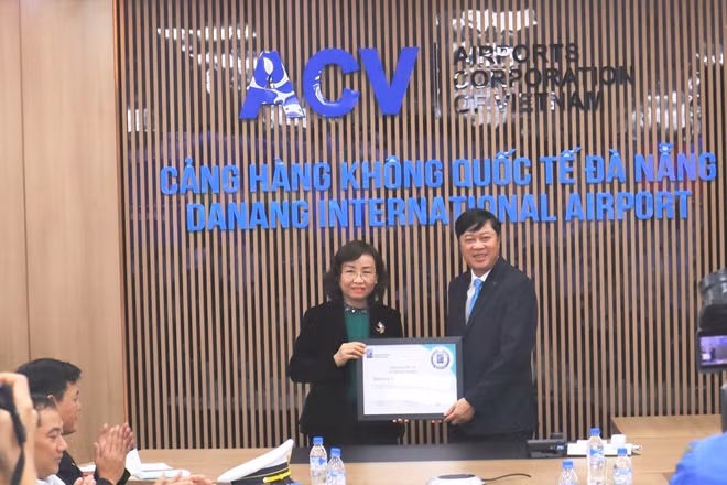 Bà Ngô Thị Kim Yến, Giám đốc Sở Y tế TP Đà Nẵng trao công nhận đạt Kiểm chuẩn y tế sân bay-Airport Health Accreditation (AHA) cho Cảng HKQT Đà Nẵng.