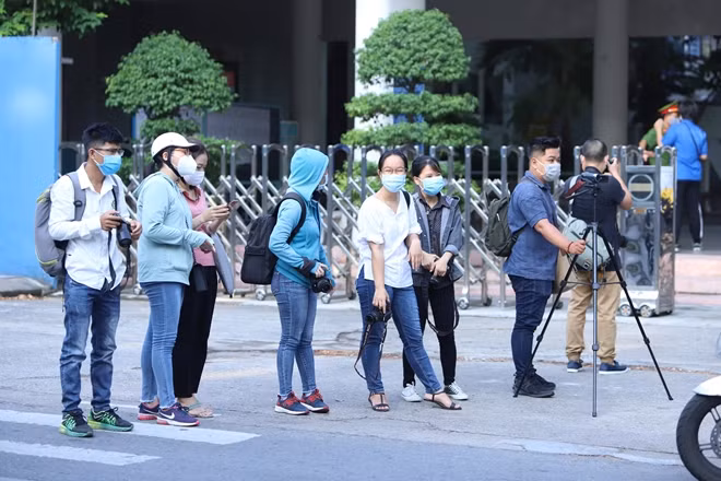 Nhiều phóng viên các báo đài đến tác nghiệp tại điểm thi đặc biệt này cũng được yêu cầu đứng cách xa cổng trường.