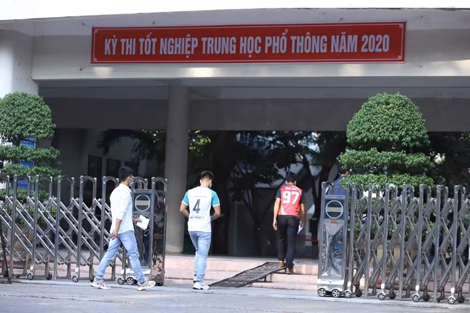 Các thi sinh vào phòng thi với khẩu trang kín mít.