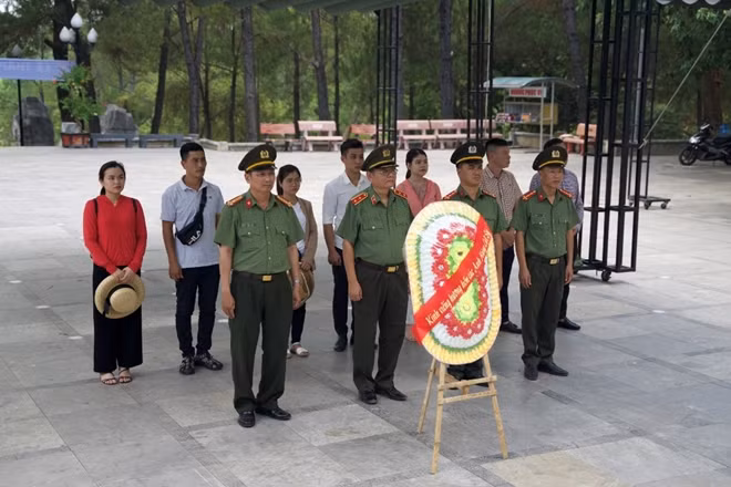 Đoàn công tác VPTT Báo CAND viếng Nghĩa trang liệt sĩ Quốc gia Trường Sơn, tưởng nhớ, tri ân các Anh hùng liệt sĩ.
