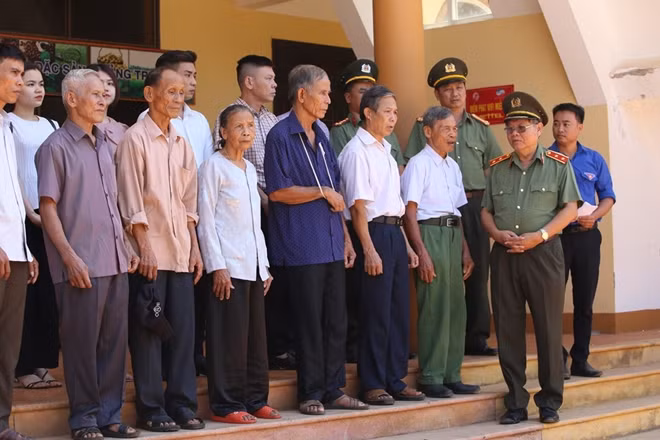 Hoạt động về nguồn, thăm hỏi và sinh hoạt chính trị của đoàn công tác Báo CAND với các thương bệnh binh, gia đình thân nhân liệt sĩ tại huyện Vĩnh Linh, tỉnh Quảng Trị.
