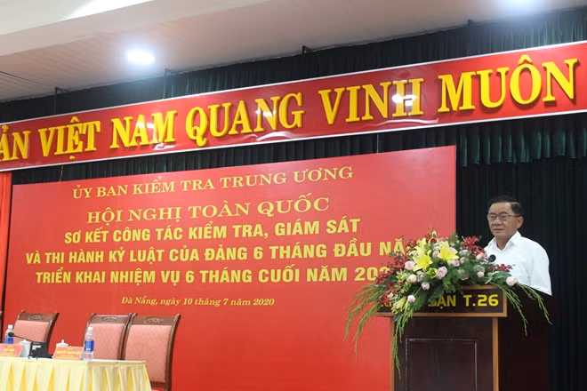 Đồng chí Trần Cẩm Tú, Bí thư Trung ương Đảng, Chủ nhiệm UBKT Trung ương phát biểu tại Hội nghị.