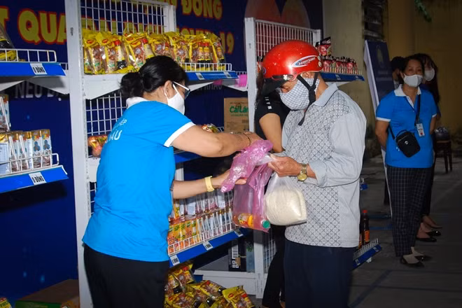 Các mặt hàng tại "Siêu thị 0 đồng" đều treo giá là ... 0 đồng, với mục đích rất ý nghĩa là hỗ trợ thêm thực phẩm cho người dân có hoàn cảnh khó khăn mùa dịch COVID-19, giúp bữa cơm mọi người được đầy đủ hơn...