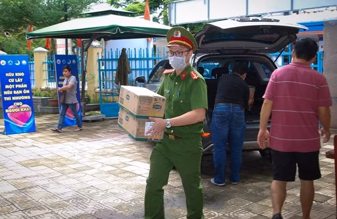 Các chiến sĩ Công an phường Bình Thuận bất kể nắng gắt hay cơn mưa bất chợt vẫn luân phiên túc trực để đảm bảo ANTT, ATGT và hướng dẫn người dân xếp hàng trật tự có khoảng cách tại Siêu thị 0 đồng số 230 Trưng Nữ Vương.