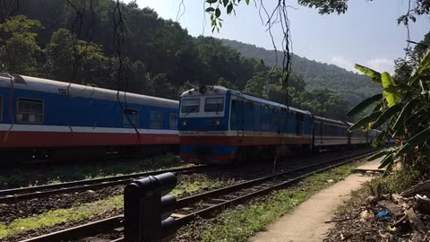Tàu SE3 bất ngờ trật đường ray trên địa phận đèo Hải Vân 