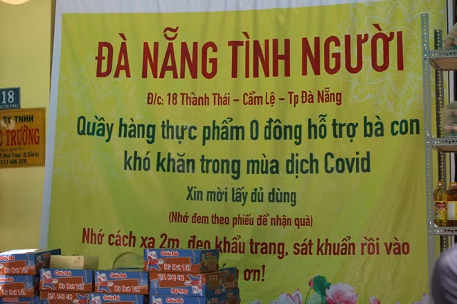 Quầy tạp hóa 0 đồng tại số 18 Thành Thái, phường Khuê Trung, quận Cẩm Lệ, thành phố Đà Nẵng bắt đầu mở cửa từ ngày 14/8 đón hàng trăm người có hoàn cảnh khó khăn, người già neo đơn đến nhận nhu yếu phẩm.