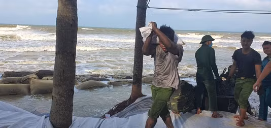 Nỗi lo sạt lở bờ biển trong mùa mưa bão ảnh 2