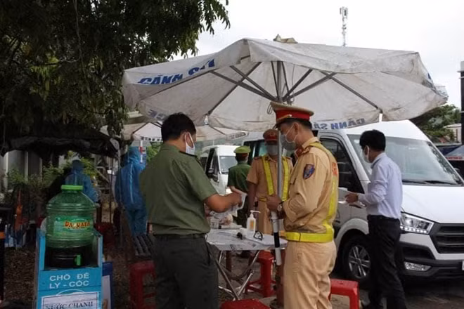 Lực lượng Công an chủ công đảm bảo ANTT, đảm bảo giãn cách xã hội tại các điểm cách ly cộng đồng.