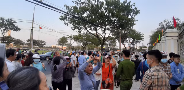 Hàng trăm người dân là "nạn nhân" của việc treo đất treo sổ khi mua đất dự án đã vui mừng, vỗ tay reo hò trước sự phán quyết công tâm của TAND cấp cao tại Đà Nẵng. Hàng trăm người dân là "nạn nhân" của việc treo đất treo sổ khi mua đất dự án đã vui mừng, vỗ tay reo hò trước sự phán quyết công tâm của TAND cấp cao tại Đà Nẵng.