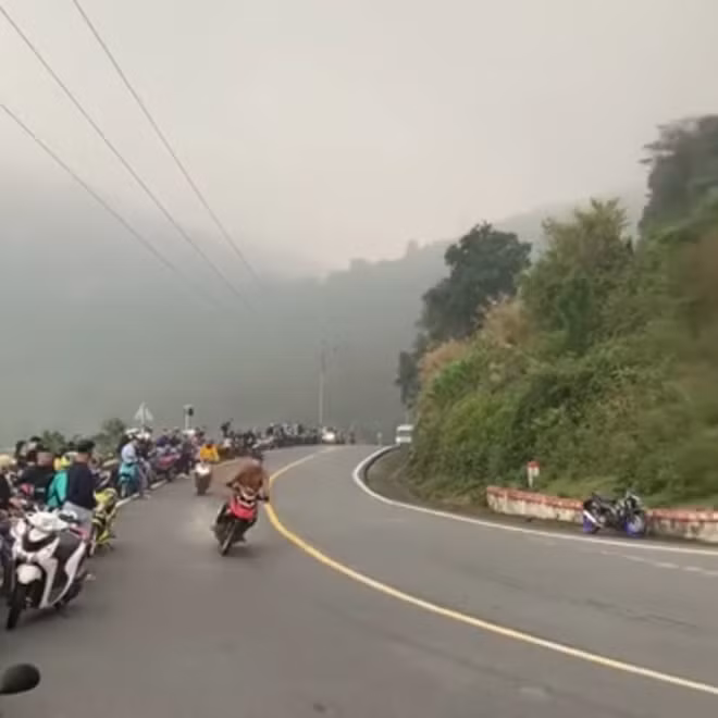 Nhiều người đi đường hiếu kỳ tự ý dựng xe dọc đường đèo Hải Vân để xem nam thanh niên "làm xiếc tốc độ" không chỉ gây phản cảm, bất bình dư luận mà còn ảnh hưởng đến TTATGT.