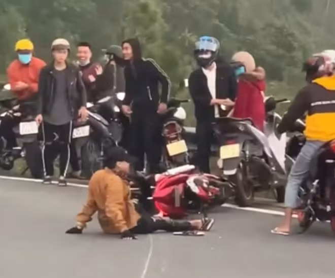 Sau màn khoe "tốc độ" nam thanh niên cùng xe mô tô trượt ngã ngay trên đoạn khúc cua đèo Hải Vân.