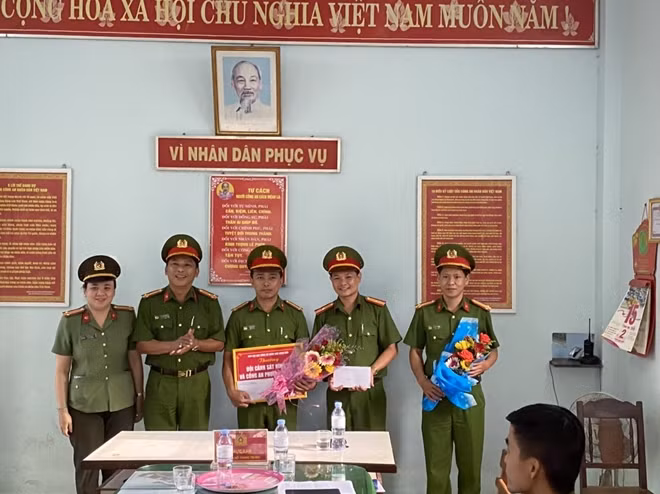 Thượng tá Kiều Văn Vương khen thưởng Công an phường Hòa Quý và Đội Cảnh sát hình sự.