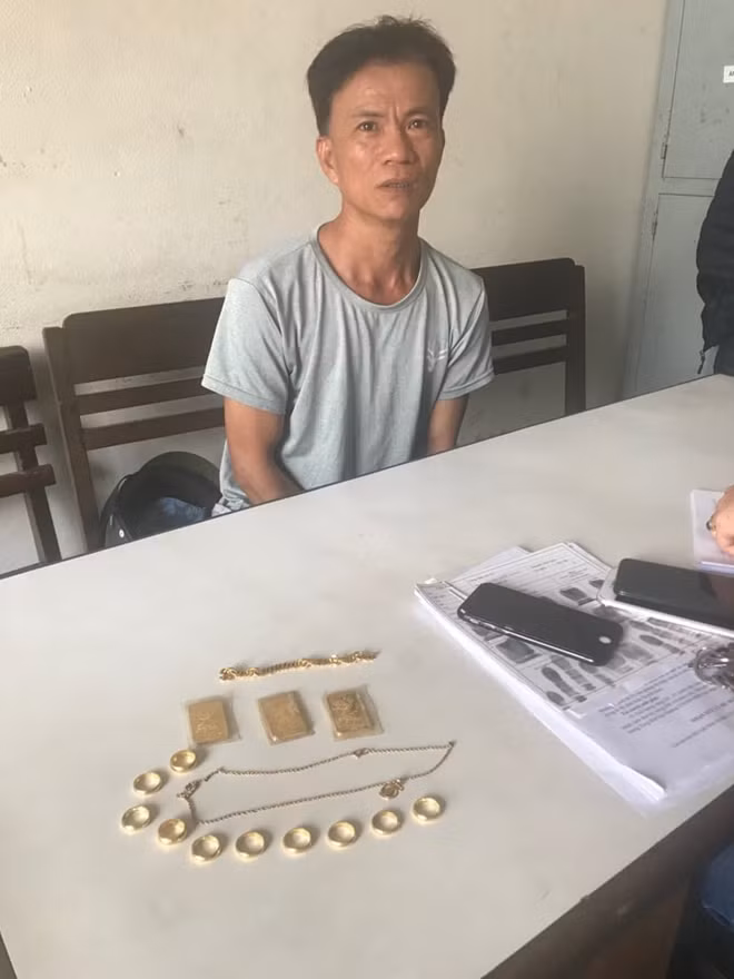 Đối tượng Đặng Duy Hùng cùng tang vật trộm cắp.