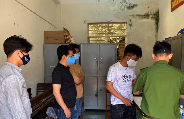 14 đối tượng tại Đà Nẵng tham gia sòng xóc đĩa bất chấp lệnh cấm tụ tập phòng chống dịch bệnh COVID-19 đã bị Cơ quan Công an tạm giữ và xử lý hình sự. 14 đối tượng tại Đà Nẵng tham gia sòng xóc đĩa bất chấp lệnh cấm tụ tập phòng chống dịch bệnh COVID-19 đã bị Cơ quan Công an tạm giữ và xử lý hình sự.