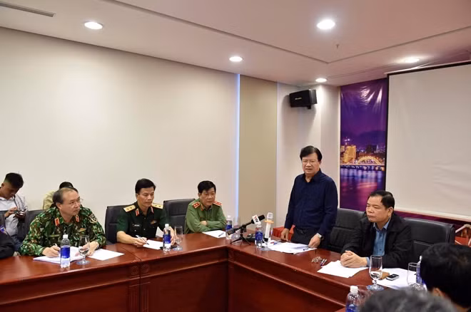 Phó Thủ tướng Trịnh Đình Dũng yêu cầu kiểm tra ltình hình sơ tán, không để bất kỳ người dân nào ở lại khu vực nguy hiểm, nước ngập sâu, gió giật mạnh.