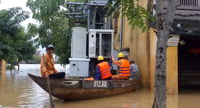 Khẩn trương khôi phục lưới điện để cấp điện trở lại cho 100% khách hàng tại TP Hội An, tỉnh Quảng Nam.