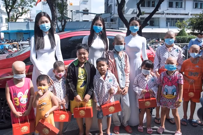Hoa hậu Tiểu Vy cùng các á hậu trao quà trung thu cho các bệnh nhi tại Bệnh viện Ung Bướu.