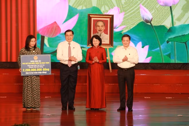 Đoàn công tác Phó Chủ tịch nước Đặng Thị Ngọc Thịnh trao số tiền 2,2 tỷ đồng cho Quỹ bảo trợ trẻ em TP Đà Nẵng.