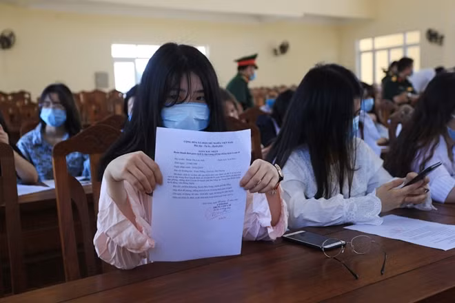 Khu cách ly tập trung tại Trung tâm huấn luyện Dự bị động viên Đồng Nghệ (huyện Hoà Vang, thành phố Đà Nẵng) và Trung tâm bồi dưỡng Kiến thức Quốc phòng- an ninh (quận Liên Chiểu, thành phố Đà Nẵng) vừa tổ chức tiễn 57 người cuối cùng được cách ly tại Trung tâm trở về với gia đình.