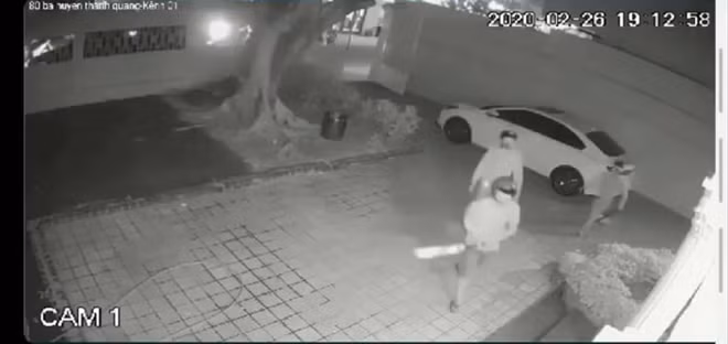 Hiện trường và hình ảnh nhóm người bịt mặt có hung khí đập phá nhà dân trong đêm.