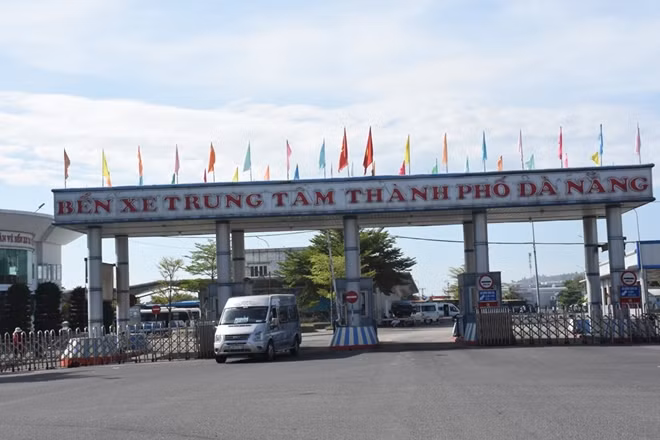 Ngày đầu tiên Đà Nẵng được phép khôi phục các hoạt động vận tải, các nhà ga sân bay, ga tàu, bến xe đều rất vắng khách.