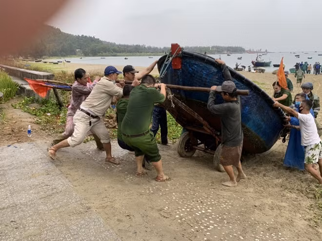 Dọc các tuyến đường, quận, phường ven biển Đà Nẵng đâu đâu cũng bắt gặp hình ảnh tất bật, khẩn trương của các chiến sĩ Công an, Quân Đội không quản mưa lớn giúp ngư dân neo, kéo tàu thuyền về điểm tránh bão an toàn.