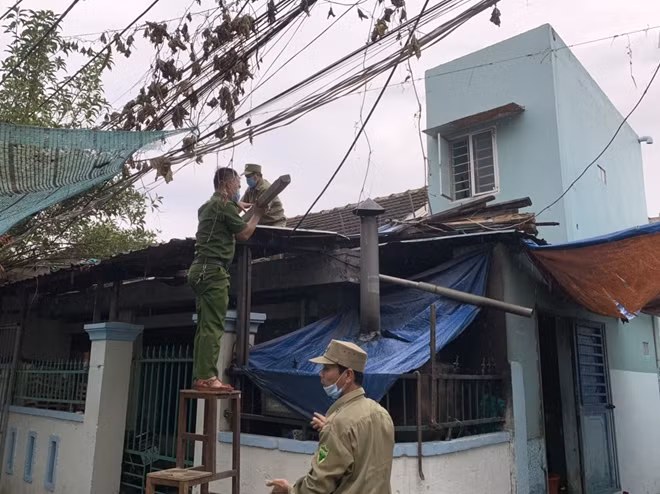 Các chiến sĩ Công an quận Sơn Trà đã bất kể mưa lớn, gió giật tất bật giúp ngư dân các phường ven biển chèn chống, neo đậu tàu thuyền chống bão số 5.