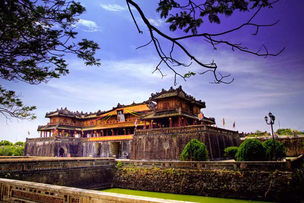 Trong hơn một thập kỷ, ba địa phương Thừa Thiên Huế – Đà Nẵng – Quảng Nam đã cùng xây dựng, kết nối các sản phẩm du lịch có giá trị riêng và chung của mỗi địa phương thành chuỗi dịch vụ trong bộ sản phẩm "Ba địa phương – một điểm đến". Trong hơn một thập kỷ, ba địa phương Thừa Thiên Huế – Đà Nẵng – Quảng Nam đã cùng xây dựng, kết nối các sản phẩm du lịch có giá trị riêng và chung của mỗi địa phương thành chuỗi dịch vụ trong bộ sản phẩm "Ba địa phương – một điểm đến".