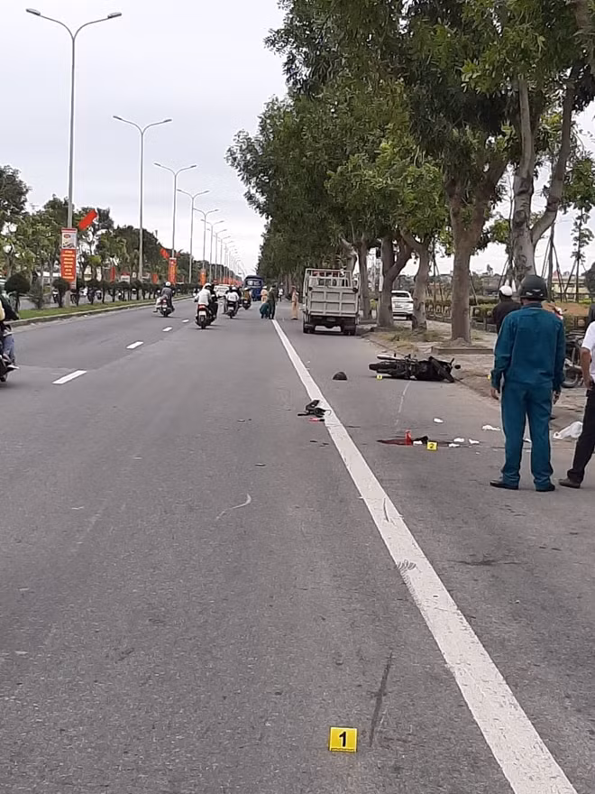 Hiện trường vụ TNGT khiến hai cha con đi chơi Tết thương vong tại Km 939+900 Quốc lộ 1A.
