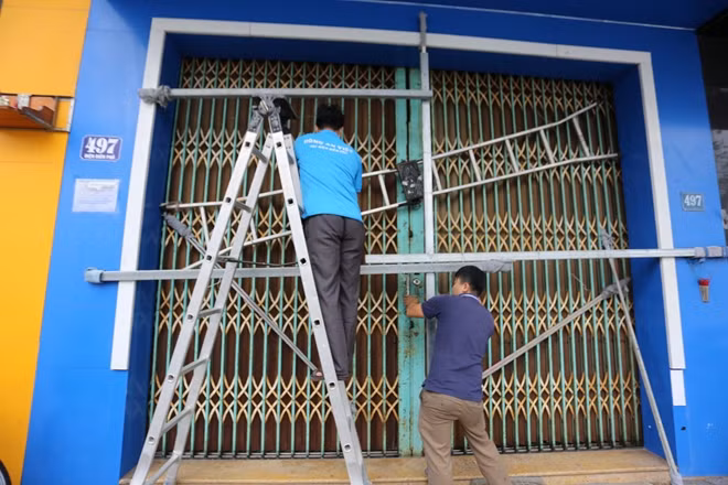 Người dân Đà Nẵng tất bật chạy đua với thời gian, chèn chống nhà cửa chống bão số 13.