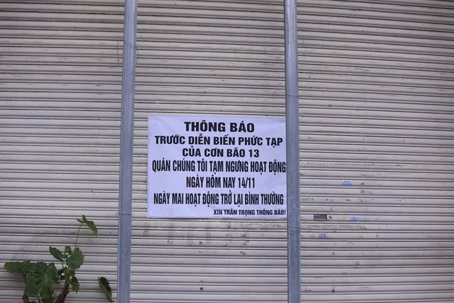 Các hàng quán tại Đà Nẵng nghiêm túc đóng cửa, nghỉ phục vụ để phòng chống bão số 13.