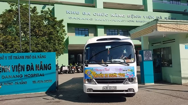 Tại TP Đà Nẵng các "Chuyến xe nghĩa tình" 45 chỗ ngồi miễn phí tiền vé sẽ hỗ trợ, đưa hàng trăm sinh viên, công nhân nghèo có hoàn cảnh khó khăn được về quê ăn Tết cùng với gia đình.