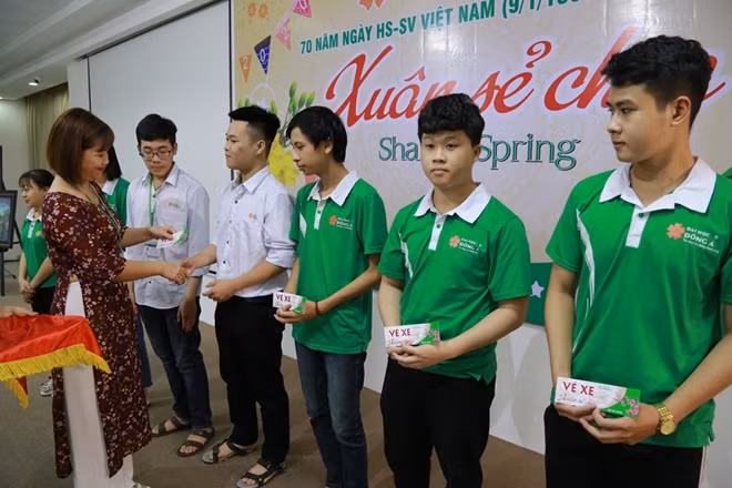 Trường Đại học Đông Á (Đà Nẵng) tặng 238 vé xe về Tết cho bạn sinh viên khó khăn tại 16 tỉnh miền Trung.
