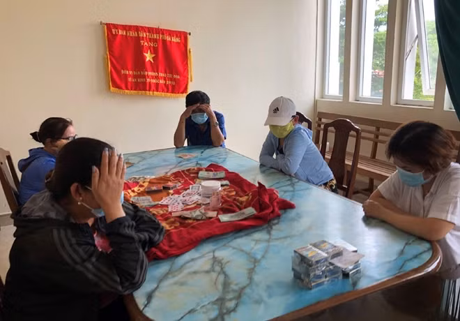 Sòng bạc "quý bà" U50 và tang vật bị bắt quả tang.