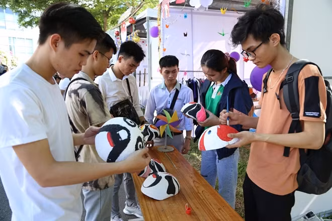 Lễ hội tái hiện sinh động không gian văn hóa Nhật Bản, cùng những tiết mục nghệ thuật đặc sắc mang âm hưởng văn hóa Việt – Nhật được dàn dựng ấn tượng, mang đến cho người xem nhiều cảm xúc