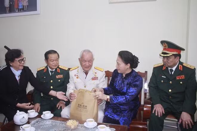 Chủ tịch Quốc hội Nguyễn Thị Kim Ngân thăm hỏi sức khỏe của Bà mẹ Việt Nam anh hùng, thương binh 3/4 Trịnh Thị Thìn và thăm hỏi, tặng quà thương binh 1/4, Anh hùng lực lượng vũ trang Lê Hải Lý.